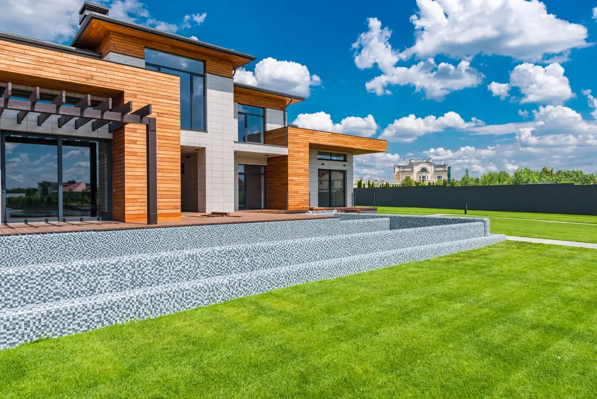 Contemporary, wide front yard